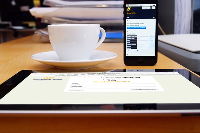 káva, mobil a tablet